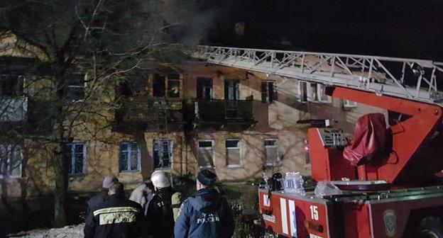 Тушение пожара в двухэтажном доме в Пятигорске. 9 декабря 2017 г. Фото: пресс-служба официального сайта город-курорта Пятигорска http://pyatigorsk.org/13179