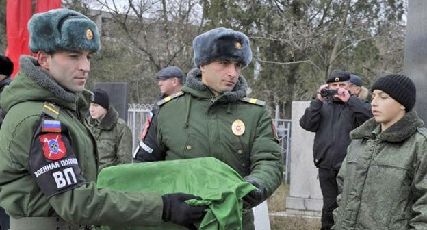 Церемония перезахоронения останков сержанта Мухамеда Казбекова, погибшего в боях под Ленинградом в годы Великой Отечественной войны. Махачкала, 11 декабря 2017 года. Фото: Пресс-служба министерства сельского хозяйства и продовольствия Республики Дагестан http://mcxrd.ru/