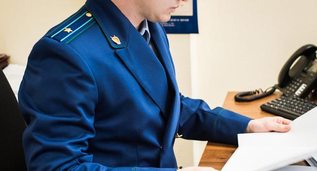 Сотрудник прокуратуры. Фото Елены Синеок, "Юга.ру"