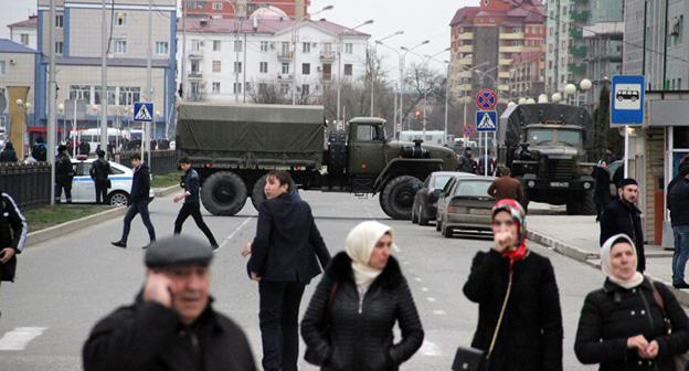 Военная техника на улицах Грозного. Фото: Ахмеда Альдебирова для "Кавказского узла"