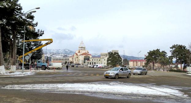 Центральная площадь в Степанакерте и здание Нацсобрания. Фото Алвард Григорян для "Кавказского узла"