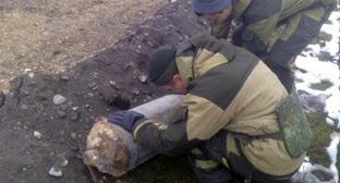 Специалисты обезвредили в столице Чечни неразорвавшуюся авиабомбу, пролежавшую под землей более 20 лет. 12 декабря 2017 г. Фото: Пресс-служба МЧС России http://95.mchs.gov.ru/pressroom/news/item/6213215/