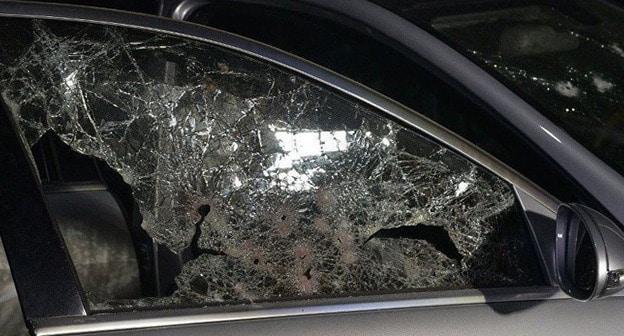 Разбитое стекло на окне автомобиля, в котором находился Павел Ардзинба. 13 декабря 2017 г. Фото © Sputnik / Томас Тхайцук
