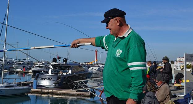 В Сочинском морском порту натянули проволоку и огородили море. Сочи, 14 декабря 2017 г. Фото Светланы Кравченко для "Кавказского узла"