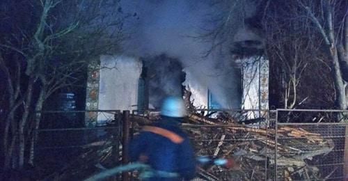 Тушение пожара в жилом доме в станице Ханской города Майкопа. 15 декабря 2017 года. Фото: пресс-служба ГУ МЧС России по Республике Адыгея http://01.mchs.gov.ru/pressroom/news/item/6227965/