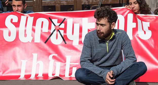 Голодовка студентов против отмены отсрочки от армии. Фото © Sputnik/ Karen Yepremyan https://ru.armeniasputnik.am/society/20171218/9852270/golodnyj-protest-armyanskie-studenty-vnov-vystupili-protiv-otsrochki-ot-armii.html