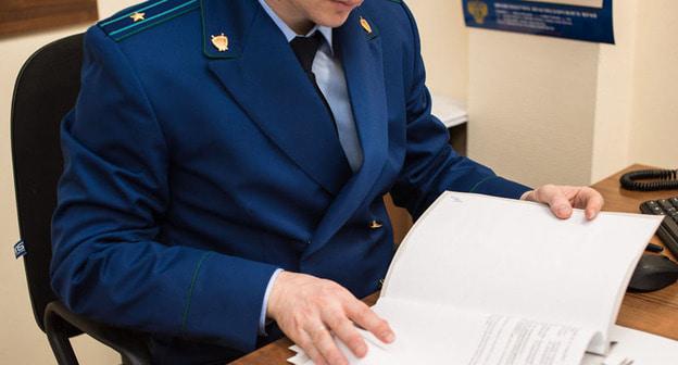 Сотрудник прокуратуры. Фото © Елена Синеок, Юга.ру