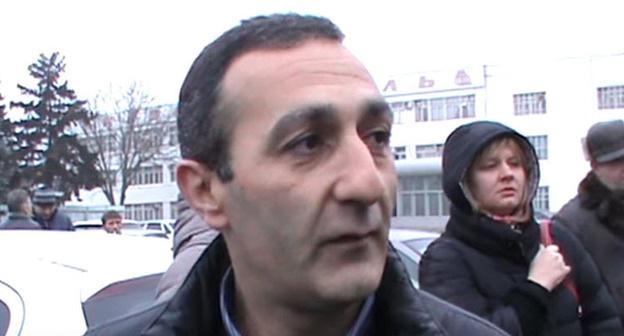 Сотрудник "Кавказкабеля". Фото: Стоп-кадр видео "Рабочие завода "Кавказкабель" требуют зарплату" (КБР), https://www.youtube.com/watch?v=yVnG3BHP7hc