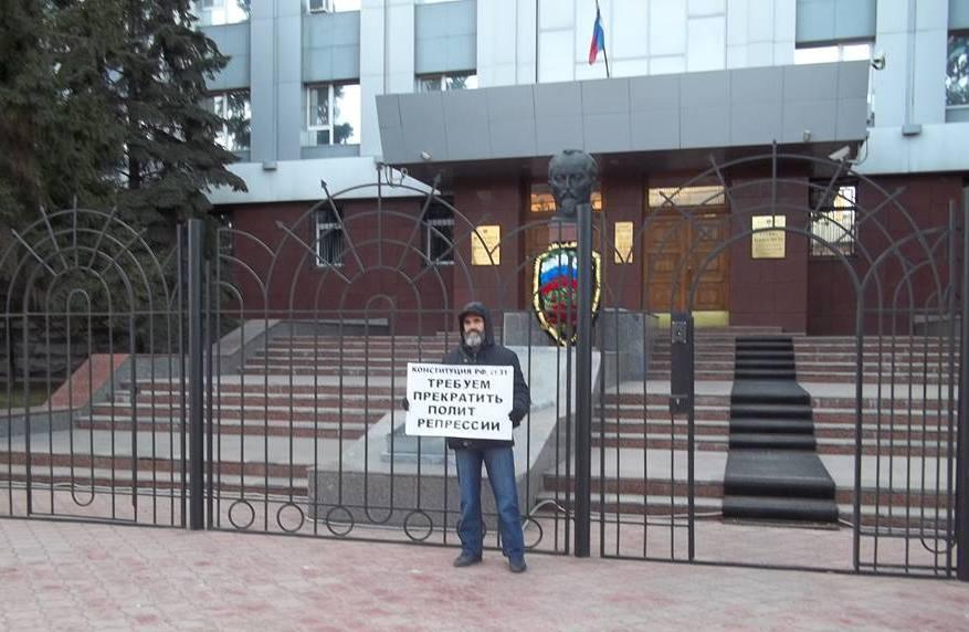 Михаил Анисенко в одиночном пикете у здания ФСБ Астрахани 20.12.2017. Фото Елены Гребенюк для "Кавказского узла" Михаил Анисенко в одиночном пикете у здания ФСБ Астрахани 20.12.2017. Фото Елены Гребенюк для "Кавказского узла"