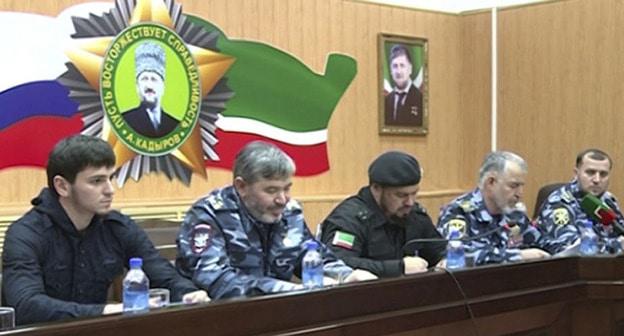 Хас-Магомед Кадыров (крайний слева) во время  оперативного совещания в МВД Республики Чечня. Фото: пресс-служба Чеченской государственной телерадиокомпании "Грозный" https://grozny.tv/news.php?id=22781