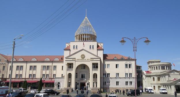 Здание Национального собрания Нагорного Карабаха. Степанакерт. Фото Алвард Григорян для "Кавказского узла"