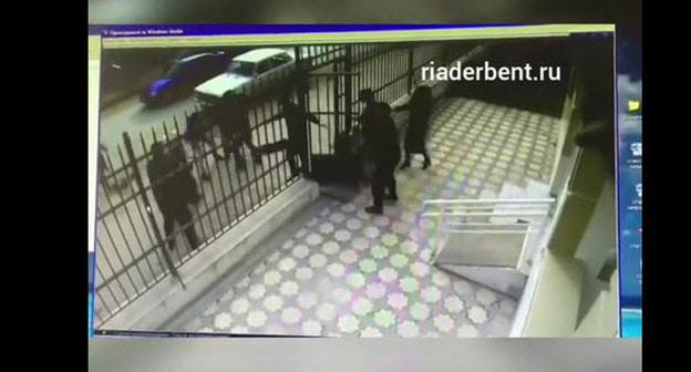 Драка у здания суда в Маджалисе. Дагестан, 21 декабря 2017 г. Кадр из видео пользователя 
РИА "Дербент"
https://www.youtube.com/watch?v=I8RXl6vNnb4