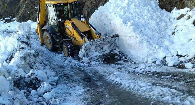 Тяжелая техника расчищает дорогу от снега. Фото: Roads Department of Georgia 
https://sputnik-georgia.ru/georgia/20171011/237702944/Iz-za-snegopada-zakryta-doroga-v-Tusheti.html
