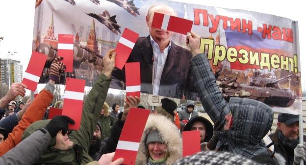 Баннер НОД и сторонники Навального в Ростове-на-Дону, 24 декабря 2017 года. Фото Константина Волгина для "Кавказского узла"