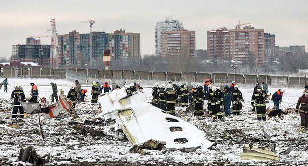 Спасатели разбирают обломки рейса Flydubai 981 (Ростов-на-Дону, Россия). Фото: пользователь Donland.ru https://ru.wikipedia.org