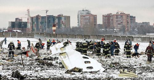 Спасатели разбирают обломки рейса Flydubai 981 (Ростов-на-Дону, Россия). Фото: пользователь Donland.ru https://ru.wikipedia.org