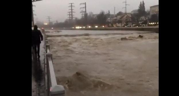 Последствия схода селя в Сочи. 25 декабря 2017 г. Кадр из видео пользователя Блокнот Блокнот https://www.youtube.com/watch?time_continue=6&v=KxqLRlLVw1o