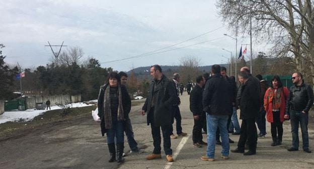 Поддержать супругу Георгия Лукава на мост через Ингури пришли в основном ветераны и представители бывшей партии власти. Февраль 2017 г. Фото Tamar Zantaraia (RFE/RL)