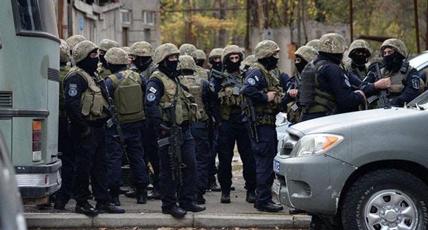 Спецоперация в Тбилиси. Фото © Sputnik / Levan Avlabreli https://sputnik-georgia.ru/incidents/20171122/238263297/Strelba-vozobnovilas-s-novoj-siloj-v-Tbilisi-vnov-slyshny-vzryvy.html