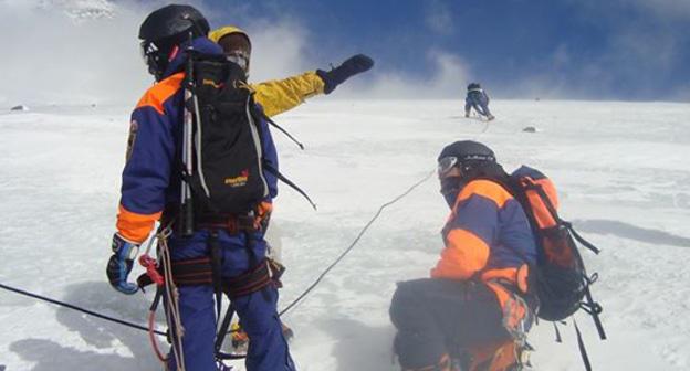 Спасатели в горах КБР. Фото https://www.facebook.com/pg/pressmchskbr/photos/?tab=album&album_id=1630053563892880