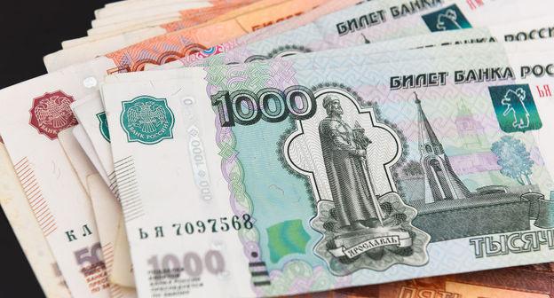 Денежные купюры. Фото Елены Синеок, Юга.ру, https://www.yuga.ru/news/420408/