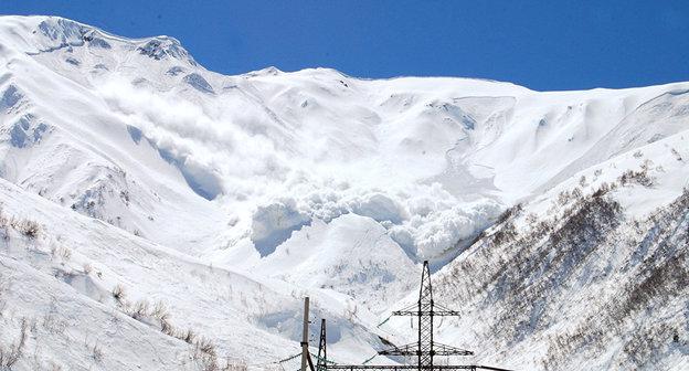 Сход лавины. Фото © Sputnik / Vladimir Ivanov
https://ru.sputnik.az/incidents/20171227/413403059/alpinisty-nadezhda-gory-shahdag-pogranichniki-obval.html