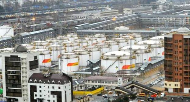 Многоэтажка вблизи Туапсинского НПЗ, Фото: официальная страница Туапсинский НПЗ в Facebook
