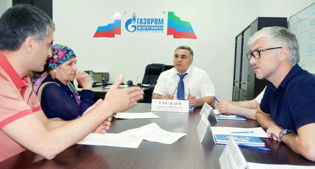 РУКОВОДСТВО ФИЛИАЛА РЕГИОНАЛЬНОЙ ГАЗОВОЙ КОМПАНИИ В ДАГЕСТАНЕ. Фото http://kawkazrg.ru/press-office/news/rukovodstvo-filiala-regionalnoj-gazovoj-kompanii-v-dagestane-otvetilo-po-voprosy-grazhdanzayavitelej 