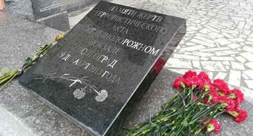Цветы у памяного знака в Волгограде. Фото Татьяны Филимоновой для "Кавказского узла"
