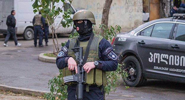 Сотрудник силовых структур во время спецоперации в Тбилиси. Фото © Sputnik / Levan Avlabreli https://sputnik-georgia.ru/incidents/20171205/238428491/Stalo-izvestno-otkuda-u-terroristov-v-Tbilisi-pojavilos-oruzhie.html
