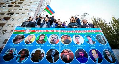 Портреты азербайджанских политзаключенных на митинге протеста оппозиции. Баку, 28 октября 2017 года. Фото Азиза Каримова для "Кавказского узла"