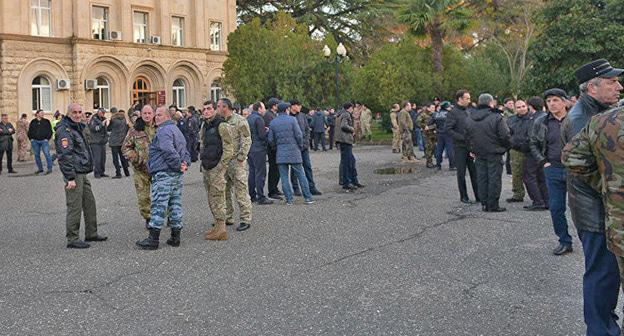 Митинг у Администрации президента Абхазии. 3 января 2018 г. Фото © Sputnik / Илона Хварцкия
http://sputnik-abkhazia.ru/Abkhazia/20180103/1022836100/mitinguyushhie-trebuyut-ot-vlastej-obyasnenij-fakta-peredachi-prestupnika-gruzii.html