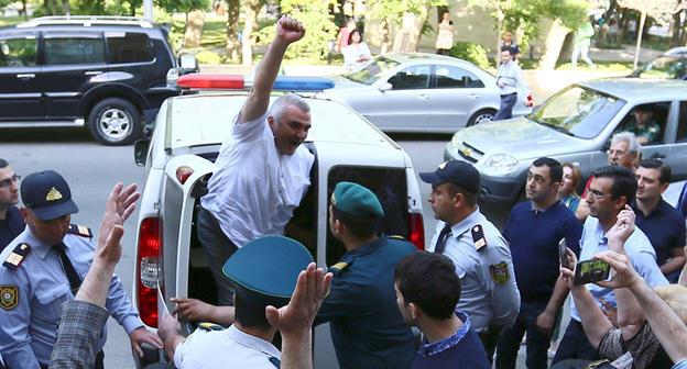 Афган Мухтарлы возле суда в Баку. 31 мая 2017 г. Фото: REUTERS/Aziz Karimov