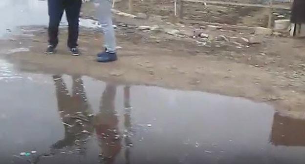 Авария на водопроводе в Первом Кореновском переулке в городе Астрахани. 7 января 2018 года. Кадр из видео пользователя Типичная Провинция | Новости Астрахани https://vk.com/tprovince?w=wall-43663671_55583