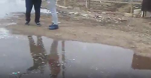 Авария на водопроводе в Первом Кореновском переулке в городе Астрахани. 7 января 2018 года. Кадр из видео пользователя Типичная Провинция | Новости Астрахани https://vk.com/tprovince?w=wall-43663671_55583