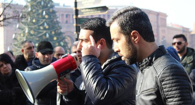 Протестующие против запрета праворульных автомобилей собрались перед зданием правительства Армении. На снимке: координаторы движения "Правый руль" Геворг Аджемян (слева) и Артур Хачатурян. Ереван, 8 января 2018 г. Фото Тиграна Петросяна для "Кавказского узла"