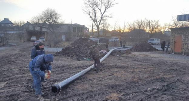 Прокладка временного водовода в поселок Заречный. Фото: пресс-служба МЧС http://61.mchs.gov.ru/operationalpage/operational/item/6324985/