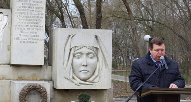 Акция в память о жертвах теракта, совершенного чеченскими боевиками во главе с Салманом Радуевым 9 января 1996 года, прошла в Кизляре. 9 января 2018 г. Фото: пресс-служба администрации города Кизляр http://mo-kizlyar.ru