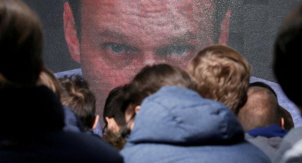 Алексей Навальный на экране общается со своими сторонниками. Москва, 24 декабря 2017 г. Фото: REUTERS/MAXIM SHEMETOV