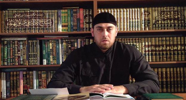 Адам Ильясов. Кадр из видео пользователя 
Imam. Adam_al.ashariy https://www.youtube.com/watch?v=zxMzskPbJ3o
 