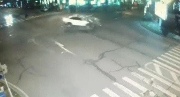 На месте ДТП в ночь на 8 января в Ереване. Скриншот https://www.facebook.com/1inAvto/videos/1984467018545918/?hc_ref=ARROZekTmzEsZVLbaigXfpYRlDMzwzLw7sjKl6QcdxHL1Q6U-H_dZUEPAQP-jEjOouc%D0%B6