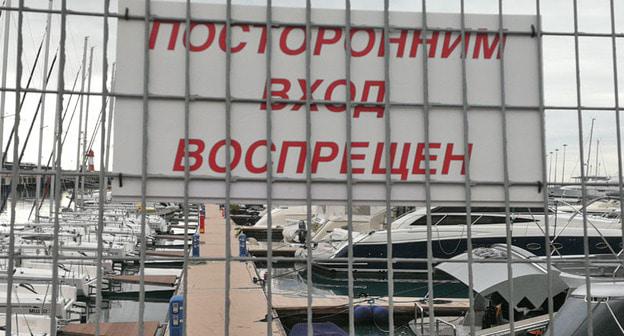 Ограждение в морском порту Сочи. Фото Светланы Кравченко для "Кавказского узла"