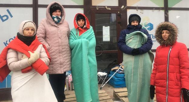 Дольщики ЖК «Территория счастья» возле закрытого офиса продаж. Краснодар, 12 января 2018 г. Фото Анны Грицевич для "Кавказского узла"