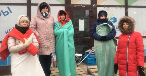 Дольщики ЖК «Территория счастья» возле закрытого офиса продаж. Краснодар, 12 января 2018 г. Фото Анны Грицевич для "Кавказского узла" Дольщики ЖК «Территория счастья» возле закрытого офиса продаж. Краснодар, 12 января 2018 г. Фото Анны Грицевич для "Кавказского узла"