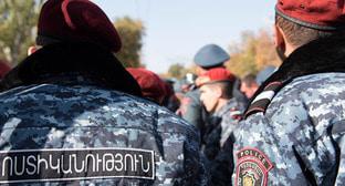 Сотрудники полиции. Фото © Sputnik/ Aram Nersesyan
 https://ru.armeniasputnik.am/incidents/20171222/9914133/detali-dnevnogo-ubijstva-v-erevane-prodavca-zarezali-iz-za-vesa-produktov.html