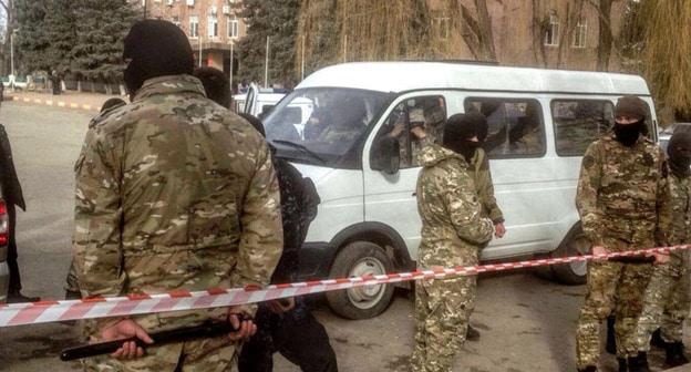 Сотрудники силовых структур. Фото пользователя Радио  Эркентьи (RFE/RL)