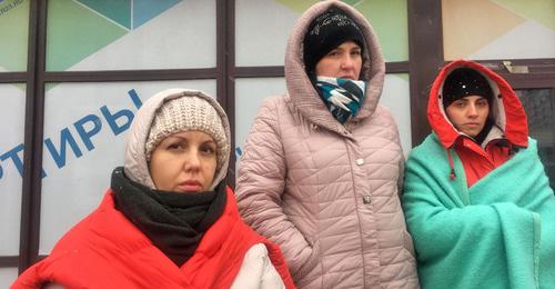 Дольщики ЖК «Территория счастья» возле закрытого офиса продаж. Краснодар, 12 января 2017 г. Фото Анны Грицевич для "Кавказского узла"