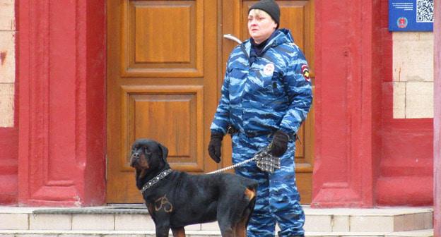 Сотрудница кинологической службы полиции с собакой в Волгограде. Фото Вячеслава Ященко для "Кавказского узла"