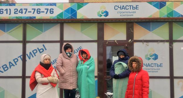 Дольщики ЖК "Территория счастья" возле закрытого офиса продаж. Краснодар, 12 января 2018 года. Фото Анны Грицевич для "Кавказского узла"