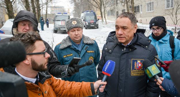 Глава администрации Ворошиловского района Виктор Бережной дает интервью. Фото: пресс-служба городской думы и администрации города Ростова-на-Дону